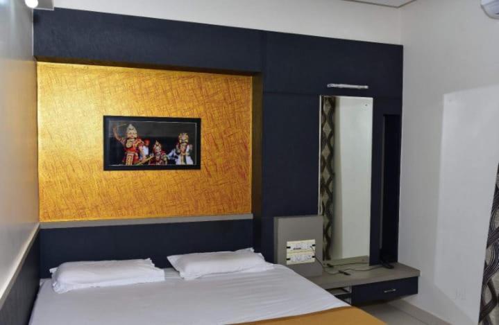 בלארי Iroomz Dwaraka Residency מראה חיצוני תמונה